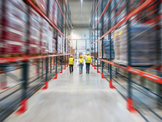 Tre magazzinieri che controllano la logistica aziendale